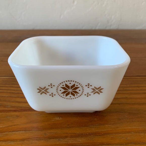 Vintage Pyrex Golden Snowflake Refrigerator Dish (1 1/2 Cup) - Picture 3 of 6